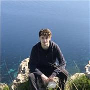 Ho un certificato di livello C1 in inglese, offro lezioni a studenti di scuole elementari o medie per approfondire argomenti non ben chiari e esercitarsi con lo svolgimento dei compiti per casa. Credo che in questa fascia d'età sia importante creare un am